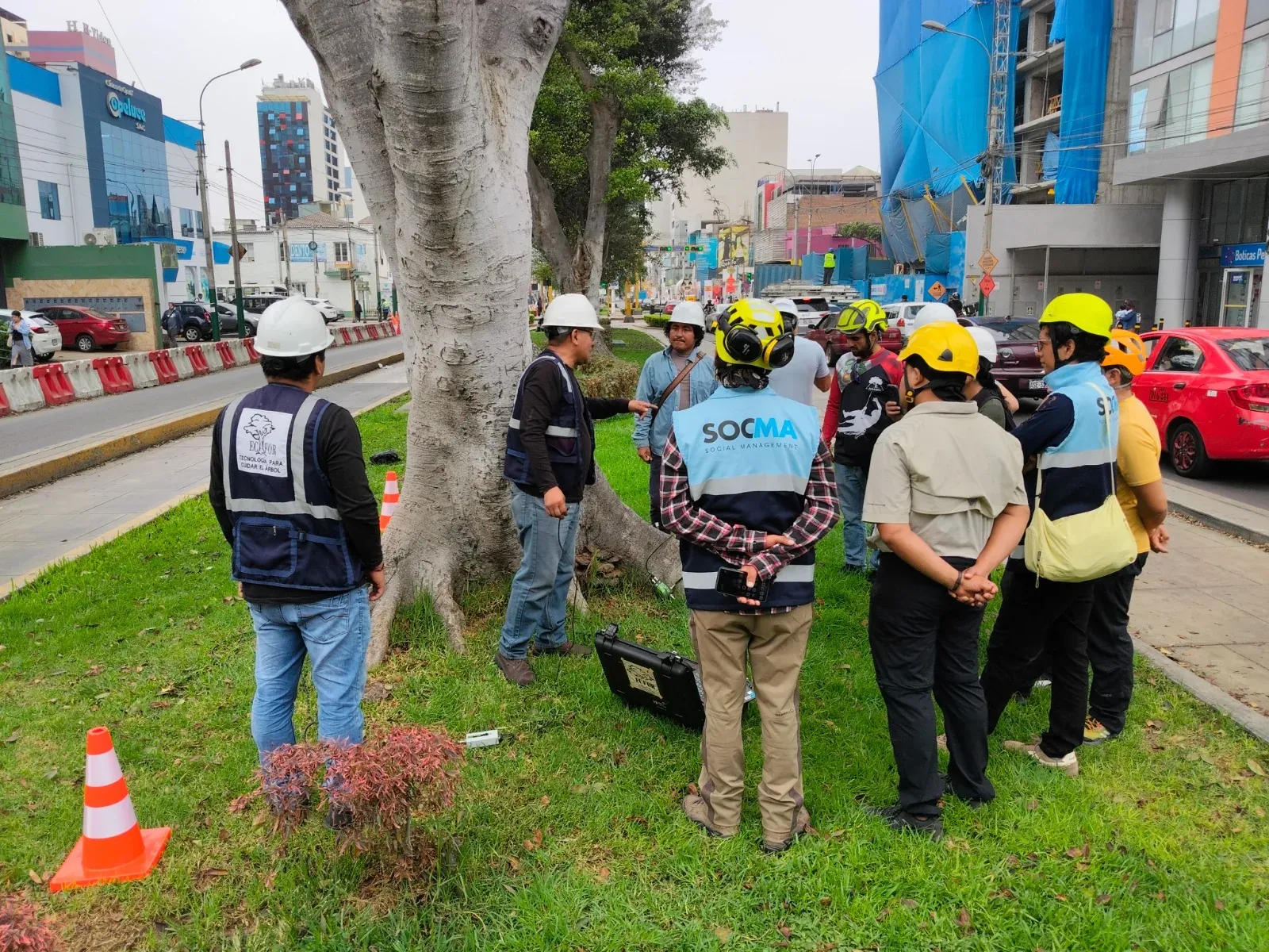Equipo de SOCMA con chalecos y cascos en una coordinación de campo en la vía pública